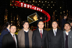 國家質(zhì)檢總局副局長支樹平（右三）在中央電視臺(tái)演播大廳2010年&ldquo;3.15晚會(huì)&rdquo;直播現(xiàn)場與中國質(zhì)量檢驗(yàn)協(xié)會(huì)會(huì)員工作部主任楊曉東（右二）、防偽中心主任王成村（右一）、會(huì)員工作部副主任劉輝（左二）、會(huì)員工作部副主任王劍（左一）等協(xié)會(huì)工作人員代表合影留念